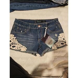Thread Market denim shorts size 5